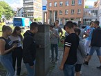 Schülerinnen und Schüler einer MS besuchen das Denkmal für die Dornbirner NS-Opfer.