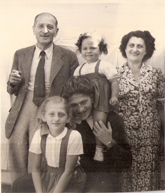 Marion Klein mit ihren Eltern Agnes und Alexander, Bruder Oscar und der kleinen Schwester Eva (Foto Marion Fischer)