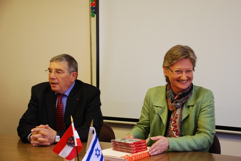 BM Claudia Schmied und Avner Shalev, Vorsitzender von Yad Vashem, unterzeichneten am 16.3.2010 in Jerusalem Memorandum of Understanding. (Foto: Yad Vashem)