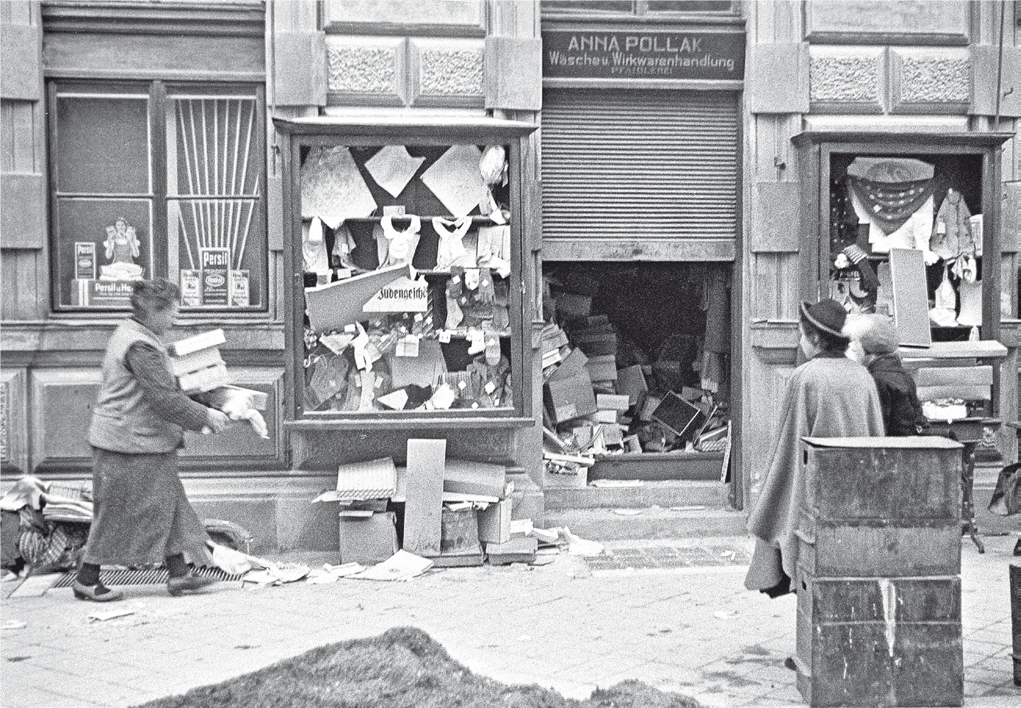 Das von antisemitischen Randalierern zerstörte Geschäft von Anna Pollak in den Tagen nach dem Pogrom. Bildnachweis: Stadt Archiv Salzburg.