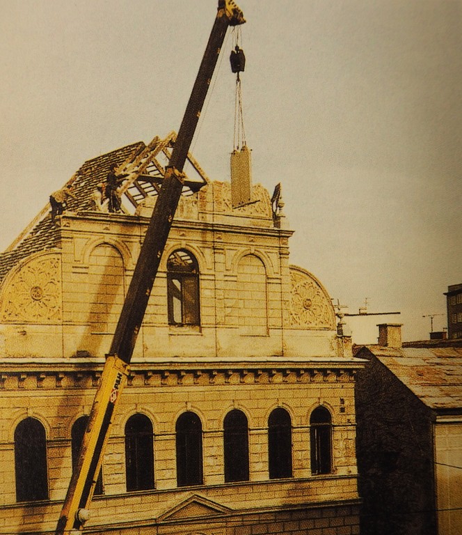 Abriss der Synagoge Krems 1978. (Abbildung aus Frühwirth Hans. Die Doppelstadt Krems-Stein, Ihre Geschichte von 1848 – 2000. Melk 2000, S. 417)