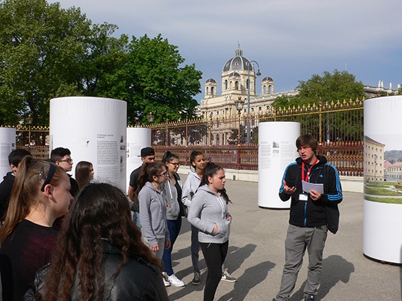 Samuel Kammermeier begleitet SchülerInnen der NMS Lehen (Salzburg) durch die Ausstellung, 8. Mai 2015. (Foto: Resi Moritz)