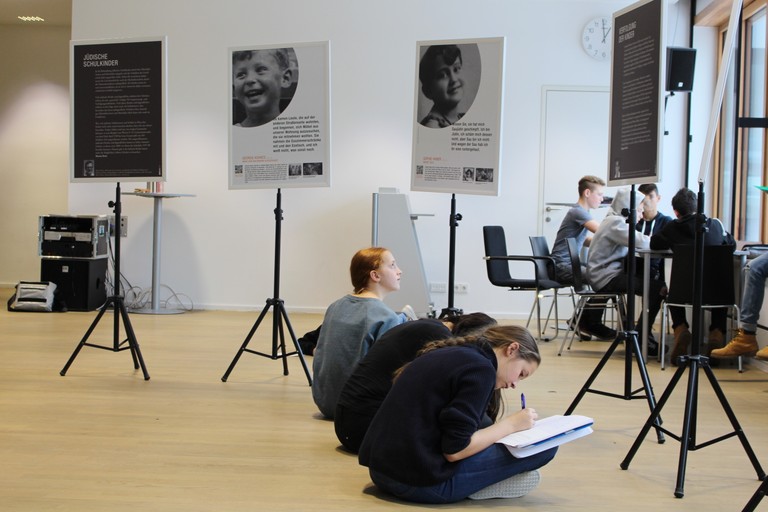 SchülerInnen arbeiten mit der Ausstellung (Foto: Monika Dlaska).