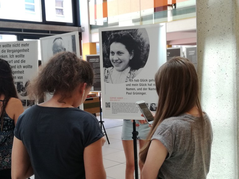 Mittels QR-Code auf den Ausstellungstafeln gelangen SchülerInnen zu den Video-Interviews mit den ZeitzeugInnen (Foto: OeAD).