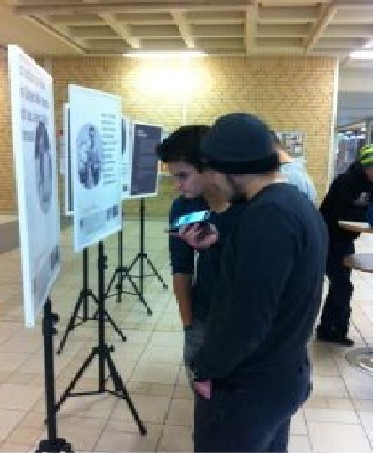 Schüler beim Arbeiten mit der Ausstellung