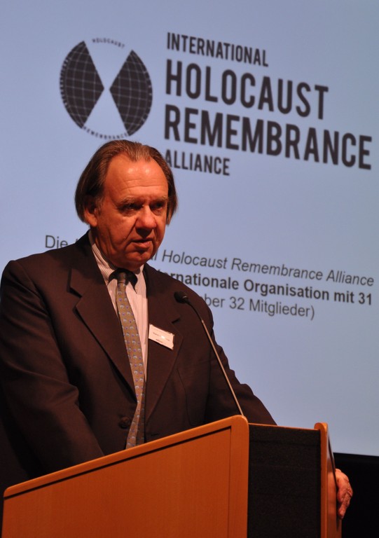  „A world that remembers the Holocaust. A world without genocide“ – Botschafter Thomas Michael Baier stellte die Arbeit und Ziele IHRA vor. 