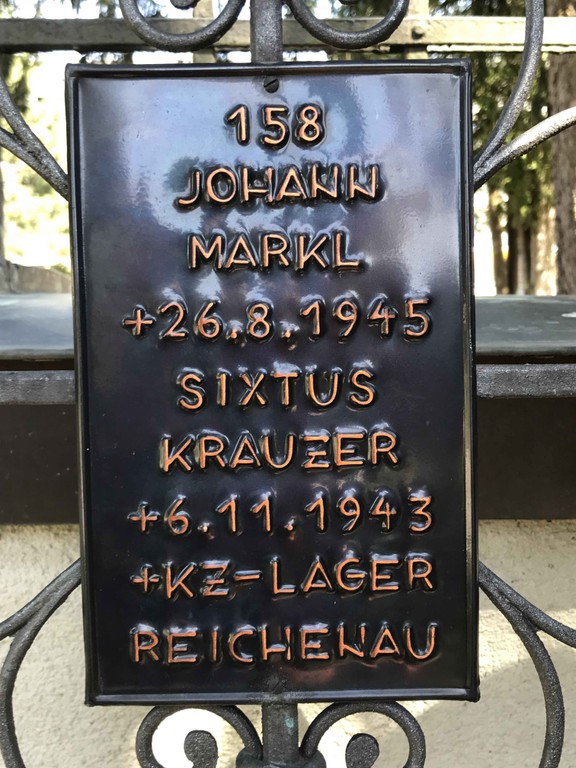 Grabkreuz für Opfer des Lagers Reichenau im Soldatenfriedhof Amras (Selina Mittermeier).jpg