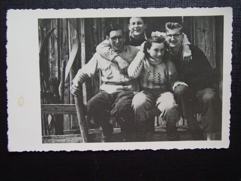 Jägers Bruder Benno mir Freunden. Benno Morawitz wurde als Widerstandskämpfer verhaftet und 1944 hingerichtet. 