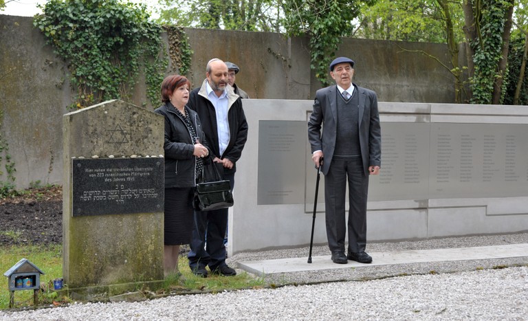 Elisheva, Yair und Jakob Schwarcz vor dem Grabstein © Foto: Wolfgang Mayer 