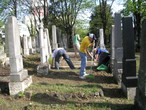 Kehrarbeiten eines Teams im südlichen Mittelteil des Friedhofes