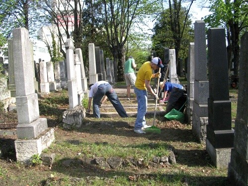 Kehrarbeiten eines Teams im südlichen Mittelteil des Friedhofes