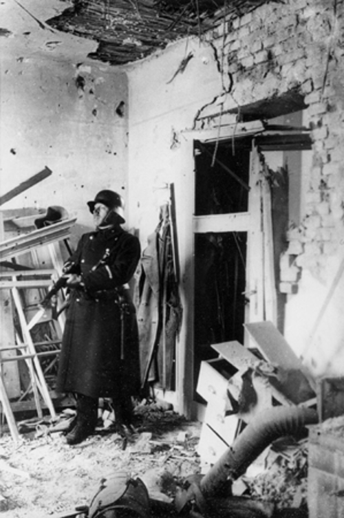 Steyr, Februar 1934: zerstörte Wohnung in der Arbeitersiedlung Ennsleite (DÖW Foto 5905)