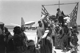 Jüdinnen und Juden aus dem Irak bei ihrer Ankunft am Flughafen Lod/Lydda in Israel (© 1951 Wikimedia Commons/ The National Photo Collection Israel)