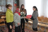 Spendenübergabe an die ehmalige Zwangsarbeiterin Maria Nesterenko durch Elena Ushakova (rechts)