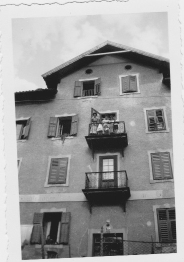 Familie Blum auf dem Balkon ihrer Wohnung in Schwaz