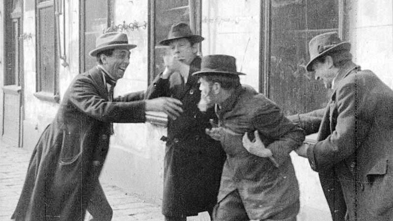 Ausschreitungen gegen Juden, eine Filmszene von 1924.  (© Filmarchiv Austria)