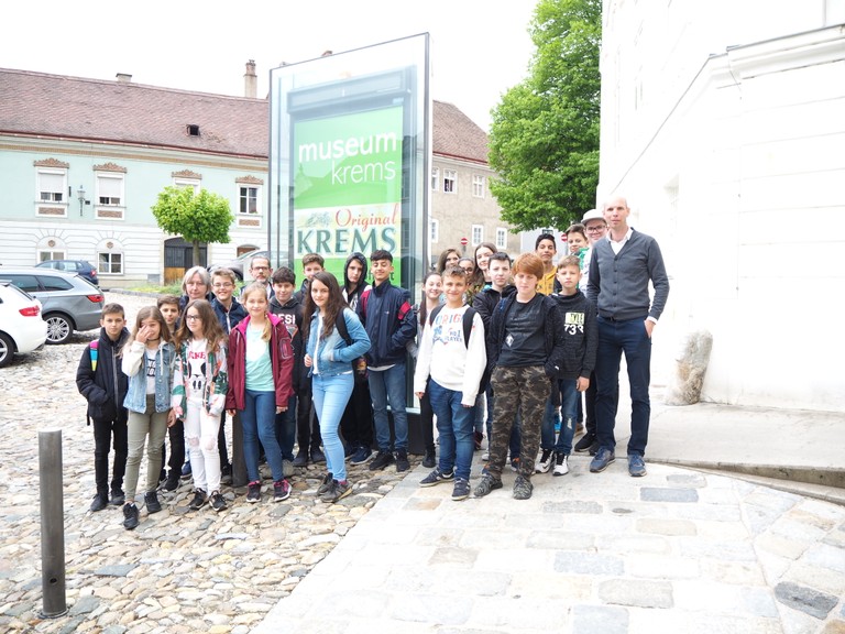 SchülerInnen vor dem museumkrems