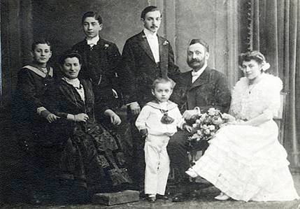 Familienfoto mütterlicherseits anläßlich der Hochzeit von Franziska Fried. Wien 1905
