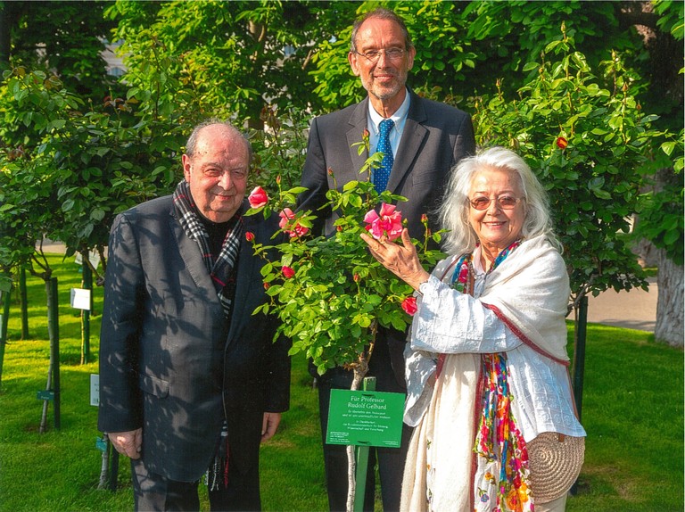 Prof. Rudolf Gelbard mit Inge Gelbard und Bildungsminister Prof. Faßmann mit dem nach ihm benannten Rosenstock im Mai 2018.  