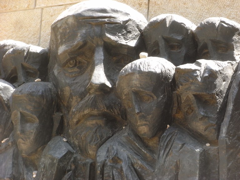 Korczak and the Ghetto's Children, Yad Vashem, gestaltet von Boris Saktsier 