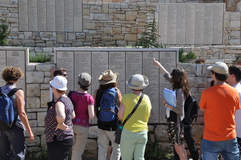 Vor den "Tafeln der Gerechten", Yad Vashem