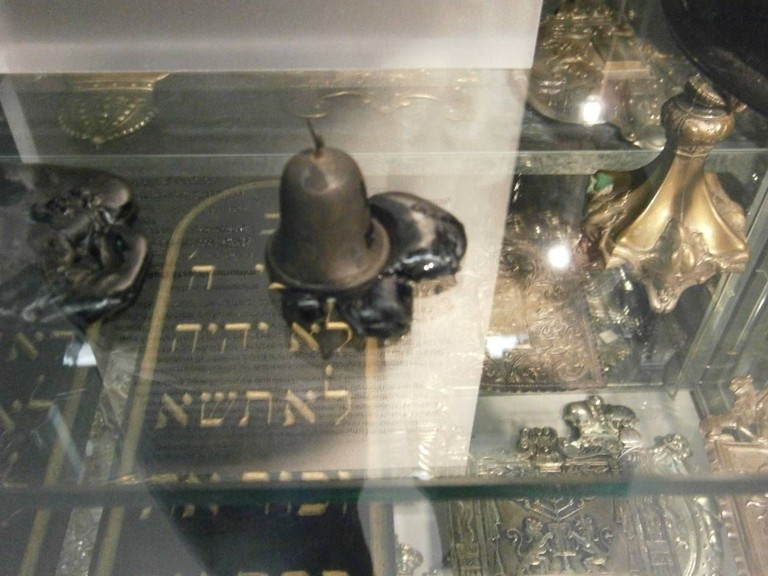Verkohltes Glöckchen aus der Synagoge Schopenhauerstraße
