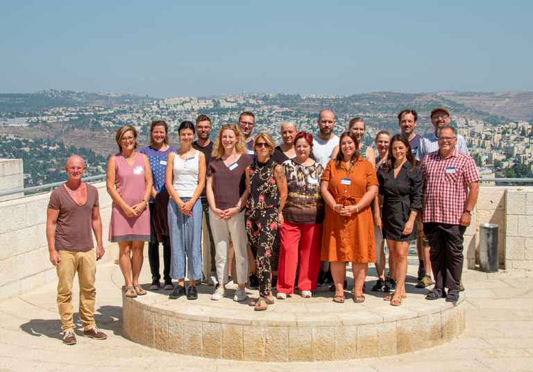 Die Teilnehmenden des Lehrgangs 2022 auf dem Vorplatz des Bildungszentrums der Gedenkstätte Yad Vashem in Jerusalem.