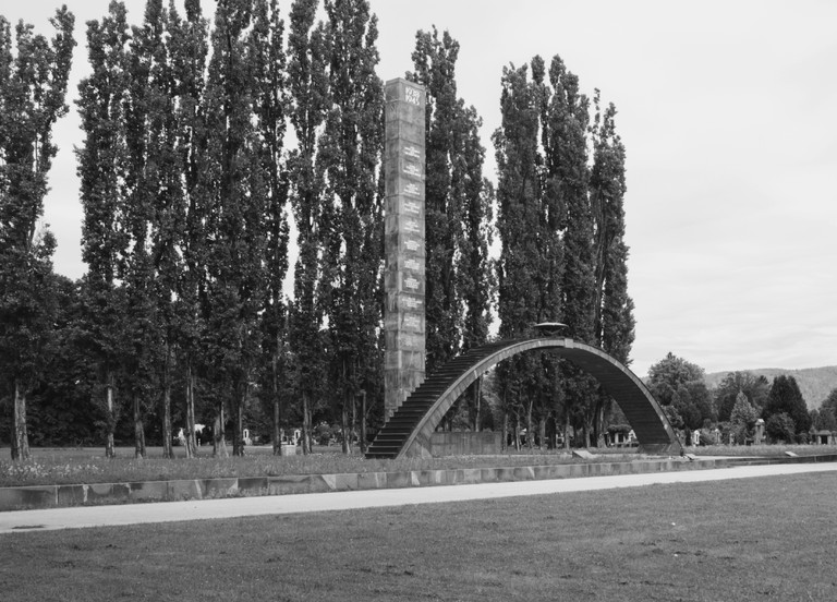 Das "Internationale Mahnmal" am Grazer Zentralfriedhof erinnert an über 2400 NS-Opfer aus der Steiermark. Das Zentrale Seminar beleuchtet immer den Seminarort selbst und diskutiert lokale Gedenkprojekte. 