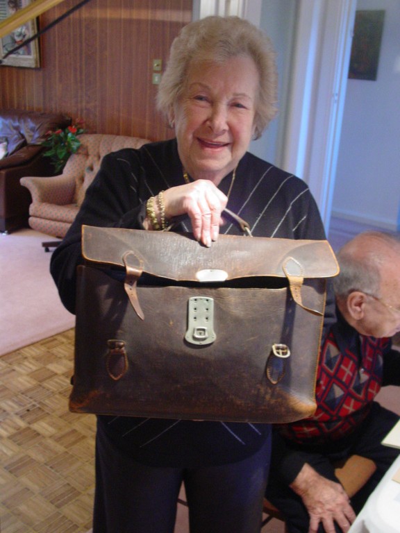 Dorli Pasch, nunmehr Neale, mit ihrer Schultasche, die sie auf den Kindertransport nach England mitnahm