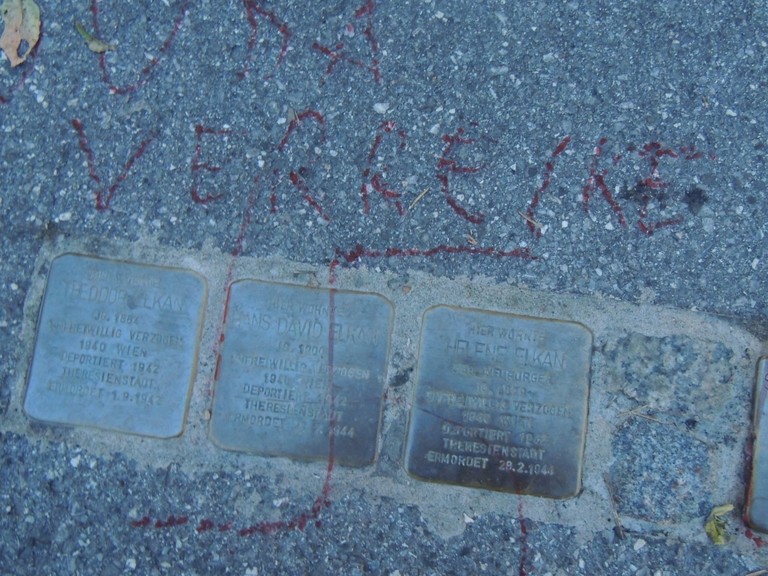 Beschmierte Stolpersteine vor dem Elkan-Haus und dem Jüdischen Museum. Auch der abseits gelegene Stolperstein für Markus Silberstein wurde beschmiert. (Foto: Werner Bundschuh, 5.10.2015)
