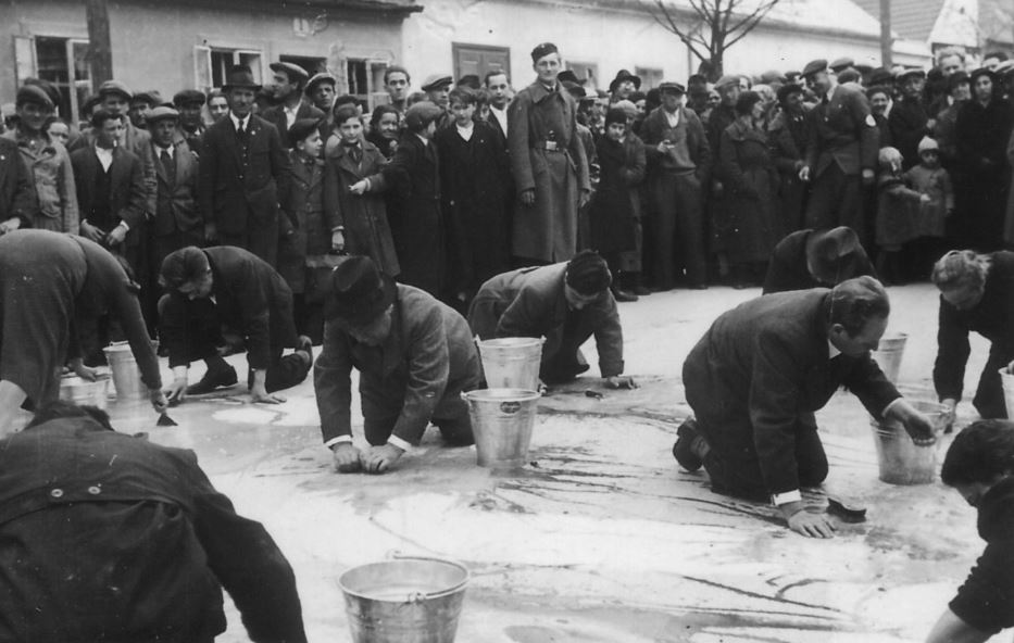 Eine sog. "Reibepartie" in Stockerau im März 1938.