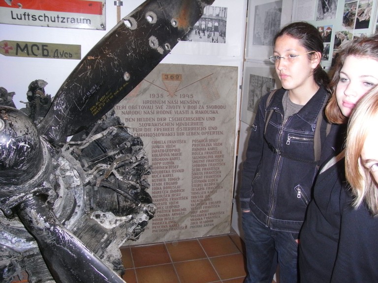 Schülerinnen im Bezirksmuseum (X. Bez.) vor einer der Tafeln der tschechischen und slowakischen NS- Opfer in Wien