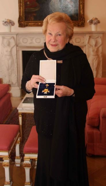 Dorli Neale bei der Verleihung des Ehrenkreuzes der Stadt Innsbruck in der österreichischen Botschaft in London, Februar 2012 (Foto: Michael Neale)