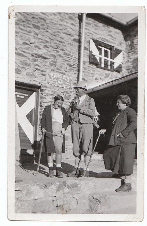 Dorli Neale mit ihren Eltern auf einer Hütte in Tirol (1930er Jahre)