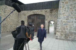 Martin Weiss, Holocaust-Überlebender, bei den Dreharbeiten in der Gedenkstätte Mauthausen. (Foto: ORF)