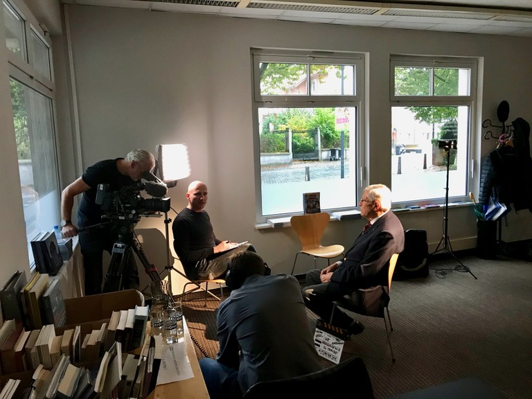 Beim Interview für eine Dokumentation von ORF III. (Foto: Johannes Spies)