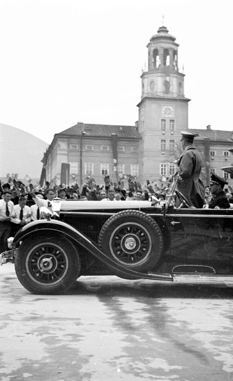 Vorfahrt von Adolf Hitler auf den Residenzplatz in Salzburg am 6. April 1938, Franz Krieger (1914–1993), SW-Fotografie © Stadtarchiv Salzburg, Fotoarchiv Franz Krieger