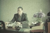 Josef Hämmerle in seinem Büro im Getto Litzmannstadt. (Quelle: Hanno Loewy/Gerhard Schoenberner, „Unser einziger Weg ist Arbeit“. Das Getto Łodź 1940–1944, Wien 1990, S. 75.