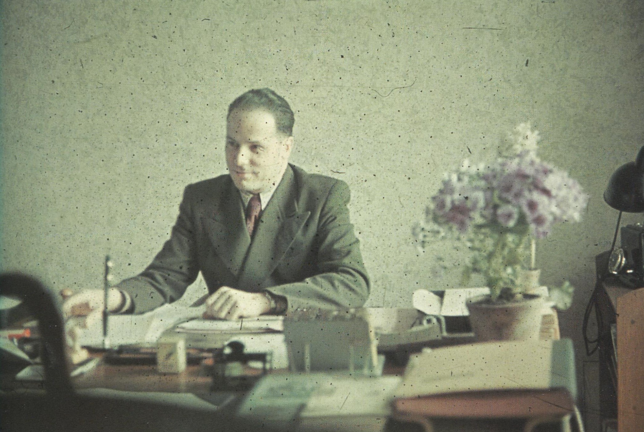 Josef Hämmerle in seinem Büro im Getto Litzmannstadt. (Quelle: Hanno Loewy/Gerhard Schoenberner, „Unser einziger Weg ist Arbeit“. Das Getto Łodź 1940–1944, Wien 1990, S. 75.
