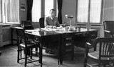 Carl Lutz 1943 in seinem Büro. (Bildquelle: Wikimedia Commons)