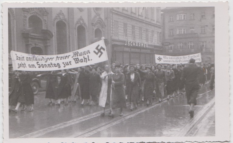 NS-Demonstration am 11.3.1938 in Innsbruck (Stadtarchiv Innsbruck)