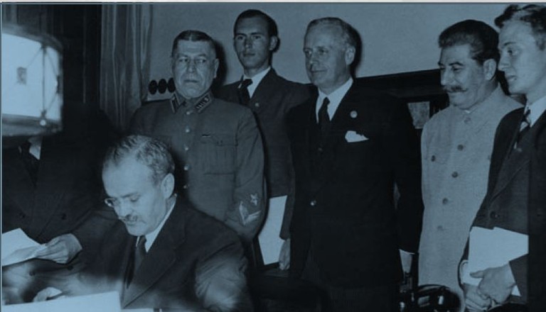 Am 23. August 1939 wurde der Deutsch-Sowjetische Nichtangriffspakt vom deutschen Reichsaußenminister Joachim von Ribbentrop und dem sowjetischen Volkskommissar für Auswärtige Angelegenheiten Molotov unterzeichnet