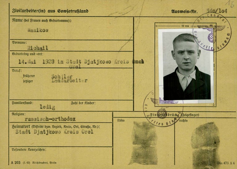Registrierkarte eines jungen Zwangsarbeiters aus Russland, der in der Landwirtschaft arbeiten musste. (© Arolsen Archives)