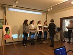 Petra Zudrell dankt Schülerinnen der Sacré Coeur Riedenburg
