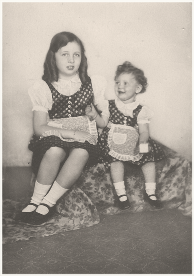 Helga und Elisabeth Polak, 1937, ein Jahr vor Beginn der Verfolgung.