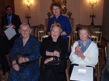 Vera Adams, Dorli Neale, Vera Graubart. Im Hintergrund GR Gerti Mayr