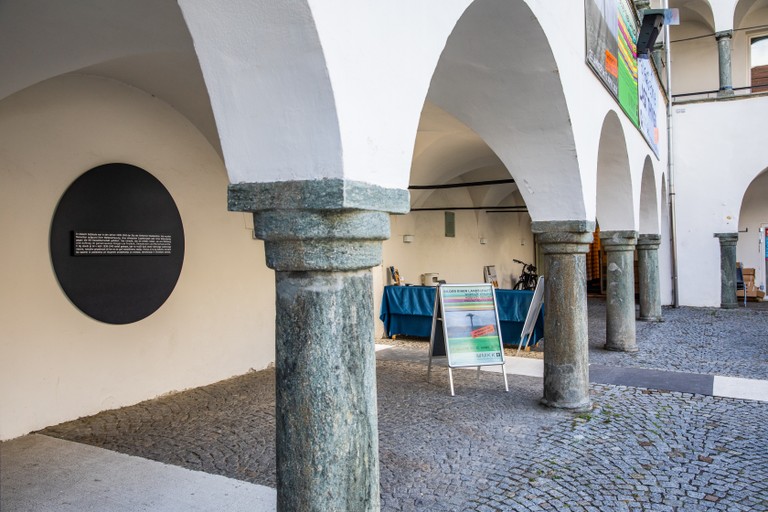 Die Gedenktafel im Burghof Klagenfurt. Foto Madlin Peko