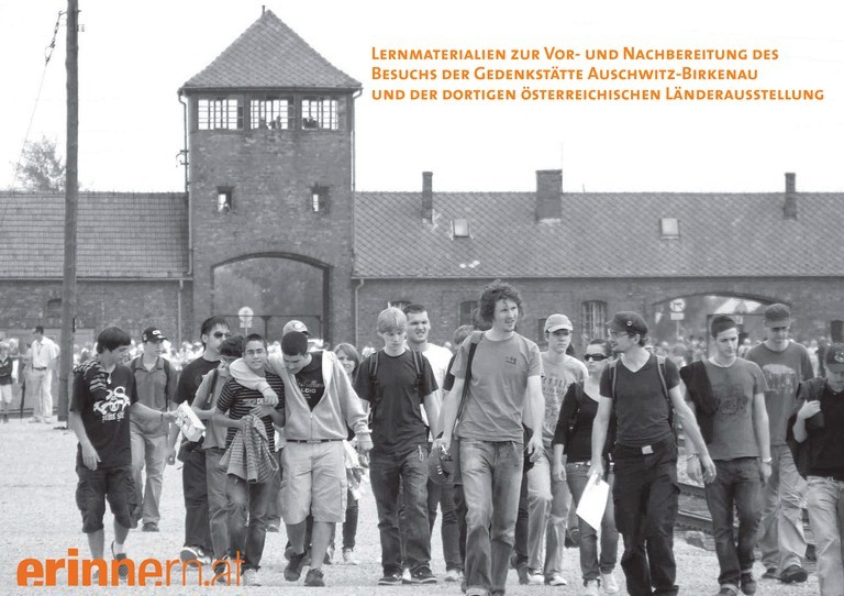 Eine Gruppe Schüler_innen in der Gedenkstätte Auschwitz-Birkenau