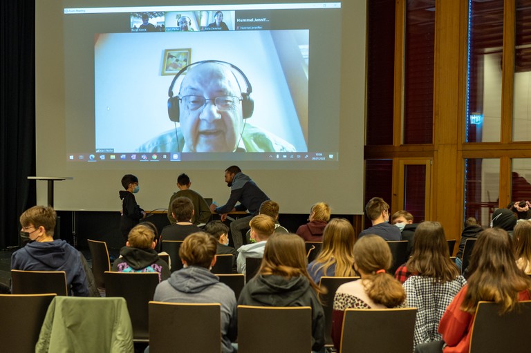 Karl Pfeifer nahm während der Pandemie sogar an virtuellen Gesprächen mit Schülerinnen und Schülern teil. (© Bandi Koeck)