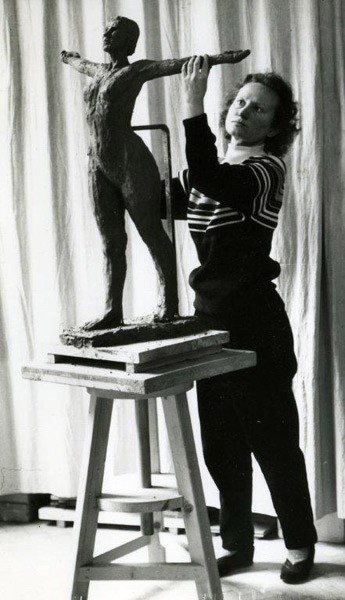 Edeltrud Posiles bei der Arbeit als Bildhauerin (Foto: WStLA, Nachlass Posiles, FC)